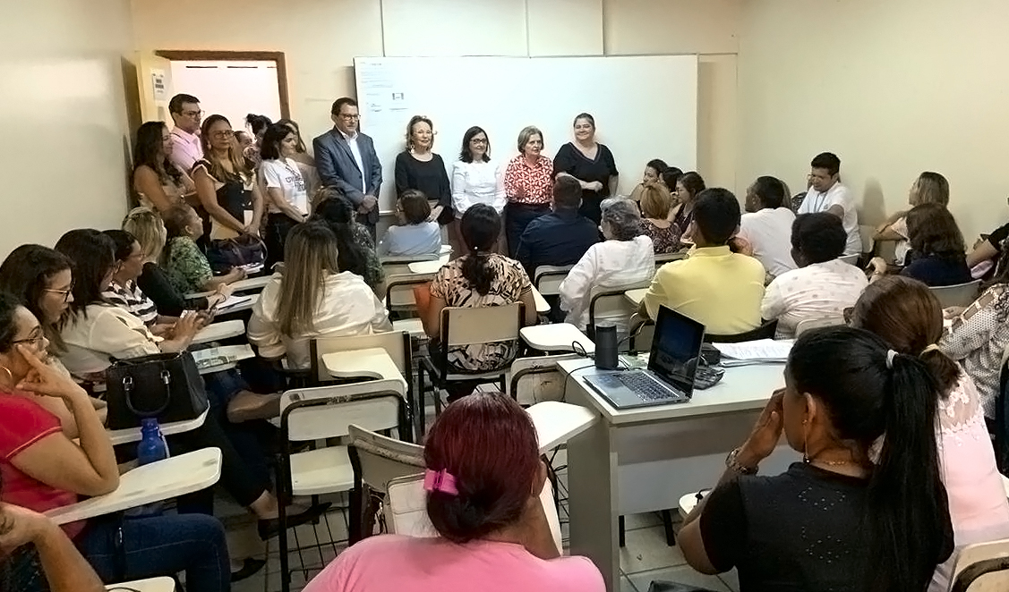 várias pessoas numa sala de aula